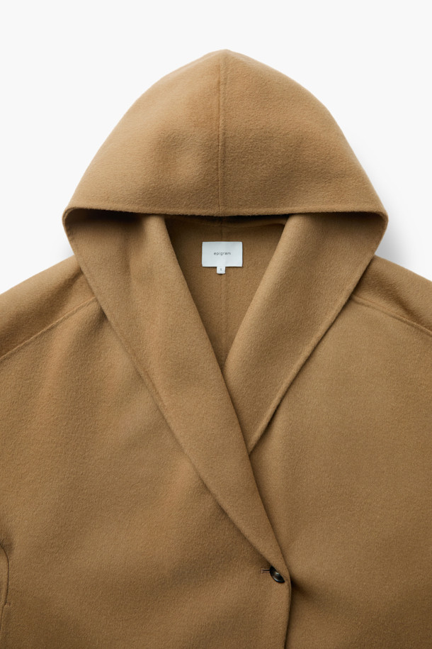 [epigram여성] 울캐시 블렌드 후드코트는 부드러운 울과 캐시미어 혼방 소재로 제작되어 포근한 착용감을 선사합니다. 베이지와 카멜 두 가지 컬러로 출시되었으며, 숄칼라 후드 디자인에 더블 버튼 여밈으로 클래식하고 세련된 분위기를 연출합니다. 루즈핏으로 편안함을 강조했으며, 데일리룩부터 포멀한 자리까지 폭넓게 활용 가능합니다. 가을, 겨울 시즌에 어울리는 두꺼운 두께감과 핸드메이드 봉제, 히든 포켓, 더블브레스티드 디테일이 돋보이는, 스타일리시한 여성용 아우터입니다. 출근룩, 모임룩, 데이트룩 등 다양한 TPO에 맞춰 클래식, 미니멀, 캐주얼 스타일을 완성해보세요.
