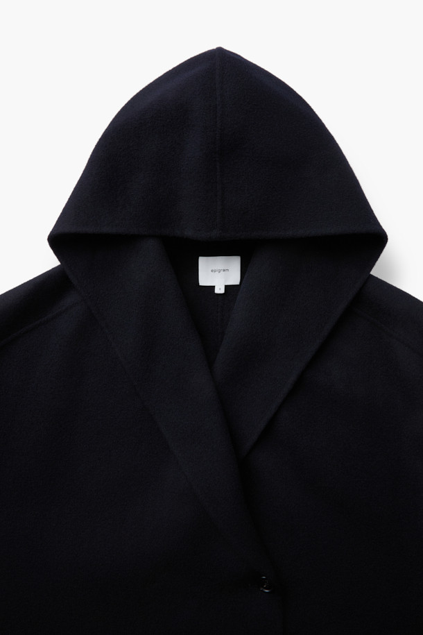 [epigram 여성] 울캐시 블렌드 후드코트는 울과 캐시미어 혼방 소재로 제작되어 부드러운 촉감과 뛰어난 보온성을 자랑합니다. 숄칼라와 후드 디자인이 세련된 멋을 더하며, 데일리룩과 포멀룩 모두 소화 가능한 활용도를 갖췄습니다. 네이비 컬러의 무지 디자인에 더블 버튼 여밈 방식과 루즈핏으로 클래식하면서도 캐주얼한 스타일을 연출합니다. 핸드메이드 봉제와 히든 포켓 디테일로 고급스러움을 더한 하프 기장의 겨울 아우터입니다. 출근룩, 모임룩, 데이트룩 등 다양한 TPO에 맞춰 미니멀하고 클래식한 스타일을 완성해보세요.
