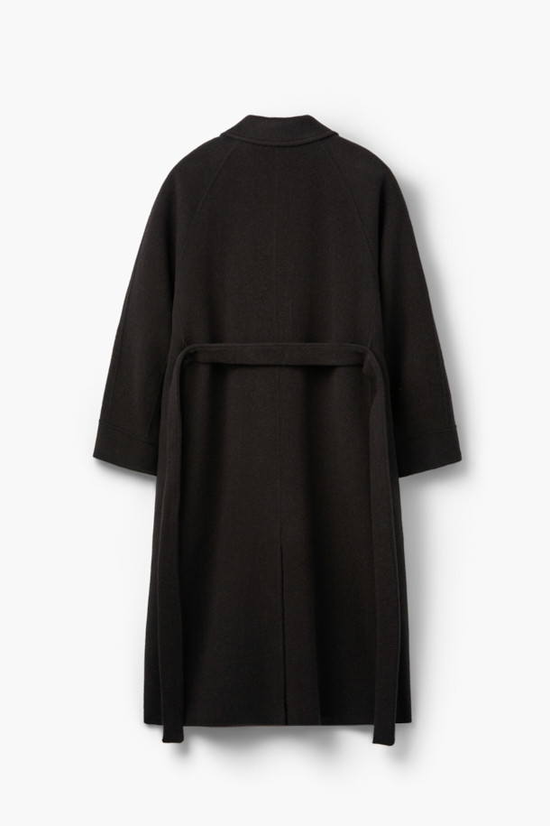 [epigram 여성] 울캐시 발마칸 롱코트는 부드러운 울과 캐시미어 혼방 소재로 제작되어 가을, 겨울 시즌에 따뜻하게 착용할 수 있는 여성용 발마칸 코트입니다. 블랙 컬러의 미니멀하고 클래식한 디자인으로, 출근룩, 오피스룩, 모임룩 등 다양한 TPO에 활용 가능합니다. 오버핏 실루엣에 롱 기장으로, 퀼팅 안감과 탈착 가능한 벨트, 등판 트임, 스트라이프 소매 안감 등의 디테일이 돋보입니다. 긴 소매와 두꺼운 두께감으로 보온성을 높였으며, 부드러운 촉감이 특징입니다. 버튼 여밈 방식으로 간편하게 착용할 수 있습니다.
