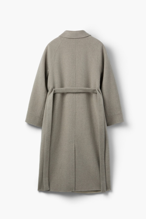 가을, 겨울 시즌을 위한 울캐시 발마칸 롱코트입니다. 베이지와 그레이 두 가지 컬러로 출시되었으며, 미니멀하고 클래식한 스타일을 연출합니다. 부드러운 촉감의 울과 캐시미어 혼방 소재로 제작되어 고급스러운 착용감을 선사합니다. 오버핏과 루즈핏 디자인으로 편안하게 착용 가능하며, 퀼팅 안감, 등판 뒤트임, 탈착 가능한 벨트 등의 디테일이 돋보입니다. 겨울 데일리룩, 오피스룩, 모임룩 등 다양한 TPO에 활용 가능하며, 소매 스트라이프 배색과 핸드메이드 봉제 디테일로 시크한 무드를 더했습니다.
