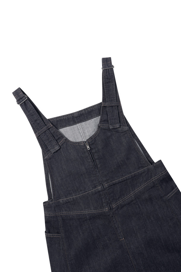 [epigram(에피그램) 여성] 논페이드 데님 오버롤 원피스는 캐주얼하고 미니멀한 스타일의 데님 오버롤 원피스입니다. 논페이드 생지 데님 소재로 제작되어 이염을 방지하며, 뻣뻣한 촉감이 특징입니다. A라인과 플레어 핏으로 여성스러운 실루엣을 연출하며, 어깨 끈 조절과 버클 장식으로 편안하게 착용할 수 있습니다. 뒷면 지퍼 디테일로 간편하게 탈착 가능하며, 네이비 컬러의 무지 디자인으로 어떤 옷에도 쉽게 매치할 수 있습니다. 동네 마실룩이나 쇼핑룩에 활용하기 좋습니다.
