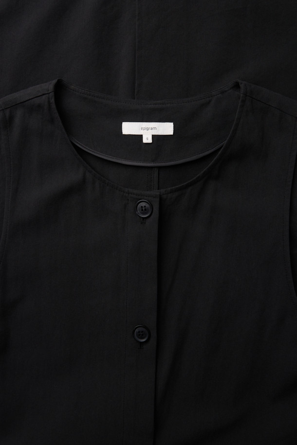 [epigram 여성] 레이어드 버튼 원피스는 간절기와 사계절 모두 활용 가능한 데일리 원피스입니다. 심플하고 미니멀한 블랙 컬러의 코튼 혼방 소재로 제작되어 탄탄한 촉감을 자랑하며, 여유 있는 A라인 핏으로 편안하게 착용할 수 있습니다. 라운드넥 디자인에 앞면 전체 버튼 여밈, 와이드 아웃포켓, 무릎을 덮는 기장감으로 실용성을 더했습니다. 레이어드 스타일 연출이 가능하여 카페룩, 쇼핑룩 등 다양한 TPO에 맞춰 미니멀, 클래식, 캐주얼 무드로 스타일링할 수 있습니다.
