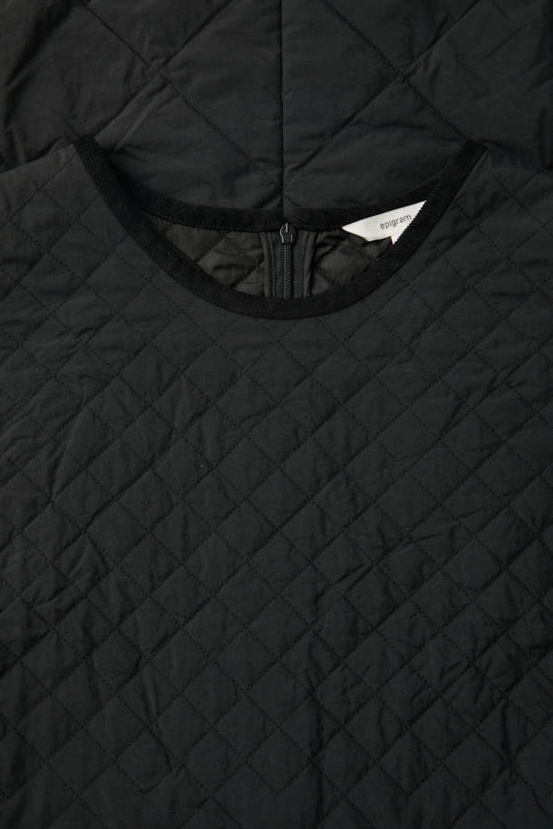 [epigram(에피그램) 여성] 퀼티드 플레어 원피스는 겨울철 데일리룩을 위한 미니멀하고 클래식한 스타일의 원피스입니다. 블랙 컬러의 폴리에스테르와 코듀로이 혼방 소재로 제작되었으며, 부드러운 촉감과 두꺼운 두께감으로 따뜻함을 선사합니다. 퀼팅 패턴의 플레어 치마 디자인과 슬림핏으로 여성스러운 실루엣을 연출하며, 라운드넥과 민소매 디자인이 특징입니다. 1oz 패딩 충전재, 허리 스트링, 사이드 포켓, 스냅 버튼 디테일이 더해져 보온성과 실용성을 동시에 갖춘 아이템입니다.

