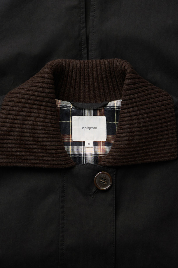 [epigram(에피그램) 여성] 니트 카라 플리츠 툭자켓은 클래식과 모던 무드를 동시에 자아내는 아우터입니다. 브라운, 블랙 두 가지 색상으로 출시되었으며, 간절기부터 초겨울까지 착용하기 좋습니다. 면, 나일론, 니트 혼방의 부드러운 촉감과 두꺼운 두께감으로 포근함을 선사하며, 래글런 소매, 세미 드롭 숄더, 플리츠 디테일이 특징입니다. 니트 카라와 체크 안감, Comfortemp® 충전재를 사용하여 보온성을 높였으며, 스트레이트 핏과 버튼 여밈 방식입니다. 겨울 데일리룩, 오피스룩, 모임룩 등 다양한 TPO에 미니멀, 시크 스타일로 연출하기 좋습니다.
