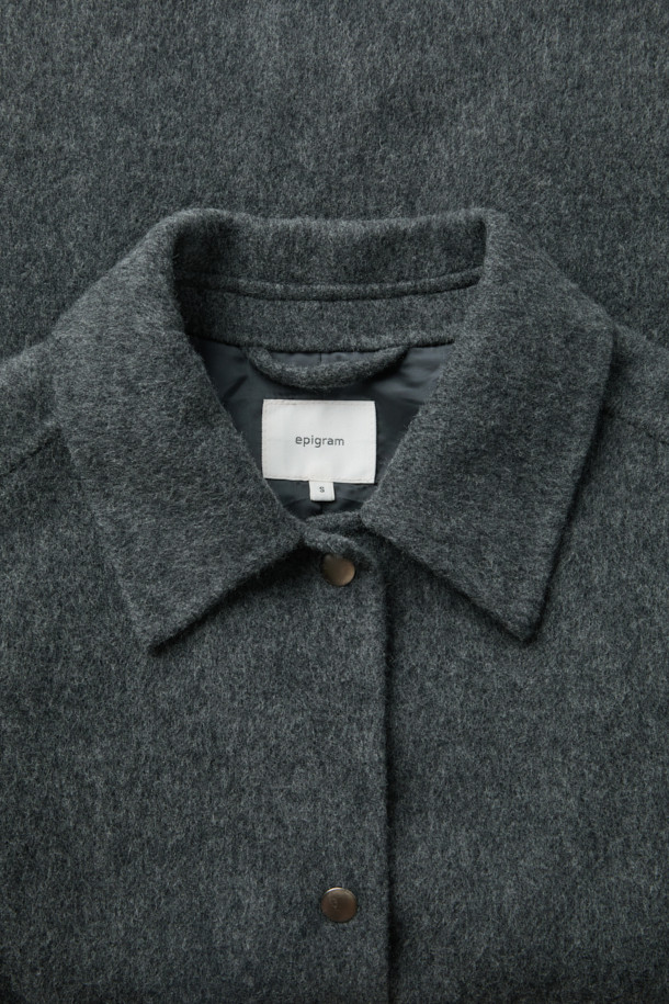 [epigram 여성] 스트랩 울 재킷은 가을과 겨울, 오피스룩과 모임룩, 출근룩에 어울리는 여성용 아우터입니다. 클래식하고 미니멀한 스타일을 추구하는 분들께 적합하며, 부드러운 울 소재와 두꺼운 두께로 따뜻함을 선사합니다. 허리 스트랩으로 허리 라인을 강조할 수 있으며, 힙을 덮는 미디엄 기장과 핸드메이드 마감, 드롭숄더 디자인이 특징입니다. 안감 처리가 되어 있어 편안한 착용감을 느낄 수 있으며, 스냅 여밈 방식에 긴 소매로 디자인되었습니다. 그레이 컬러의 무지 패턴으로 다양한 스타일 연출이 용이합니다.
