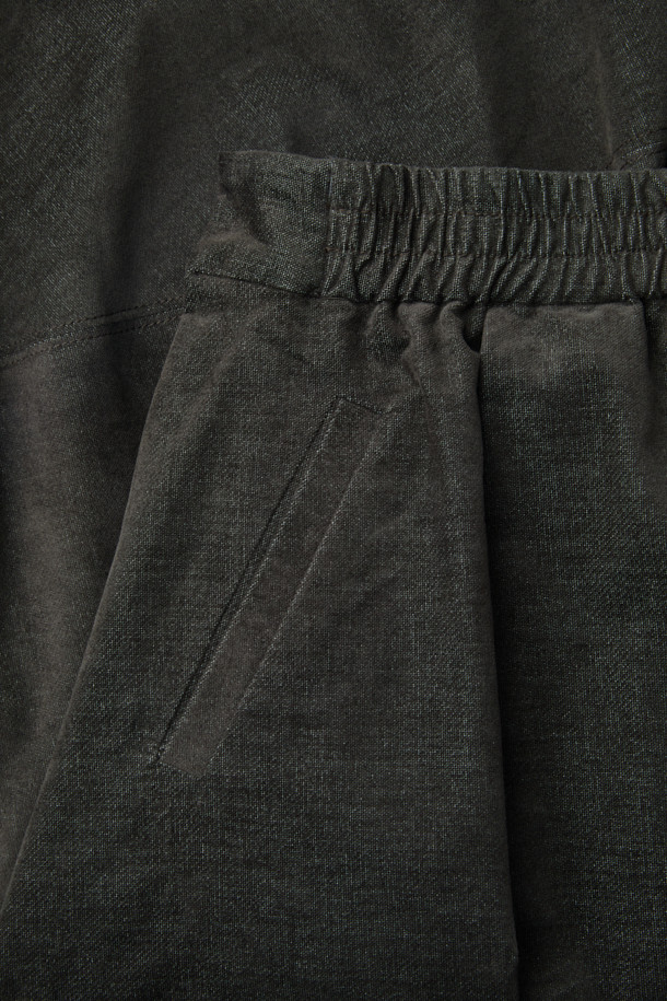 [epigram여성] 코쿤 볼륨 스커트 (set-up)는 모던하고 유니크한 스타일을 연출하는 여성용 코쿤 스커트입니다. 간절기와 겨울에 착용하기 좋으며, 블랙 컬러의 무지 디자인으로 어떤 상의와도 쉽게 매치할 수 있습니다. 풀 밴딩, 사이드 지퍼, 스냅 여밈, 양쪽 포켓, 절개 라인, 사선 주름 디테일이 돋보이며, 볼륨 핏과 풀 스커트 타입으로 편안하면서도 스타일리시한 룩을 완성합니다. 셋업으로 다양한 스타일을 연출할 수 있으며, 겨울 데일리룩, 모임룩, 출근룩 등 TPO에 맞춰 미니멀, 클래식, 시크한 분위기를 낼 수 있습니다.
