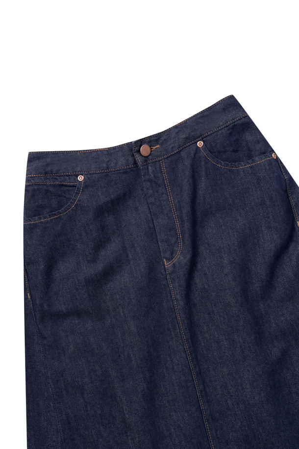 [epigram여성] 백 플리츠 데님 스커트는 부드러운 촉감의 데님, 코튼, 레이온 혼방 소재로 제작되어 편안한 착용감을 선사합니다. 네이비 컬러의 무지 디자인에 뒷면 플리츠 디테일과 A라인 핏으로 캐주얼하면서도 여성스러운 스타일을 연출합니다. 허리 뒷밴딩과 사이드 포켓, 코인 포켓, 배색 스티치, 로고 버튼 등의 섬세한 디테일이 돋보입니다. 데이트룩이나 쇼핑룩과 같이 편안하면서도 스타일리시한 룩을 연출하고 싶을 때 제격입니다. 미니멀, 클래식 스타일을 즐겨 입는 분들께 추천합니다.
