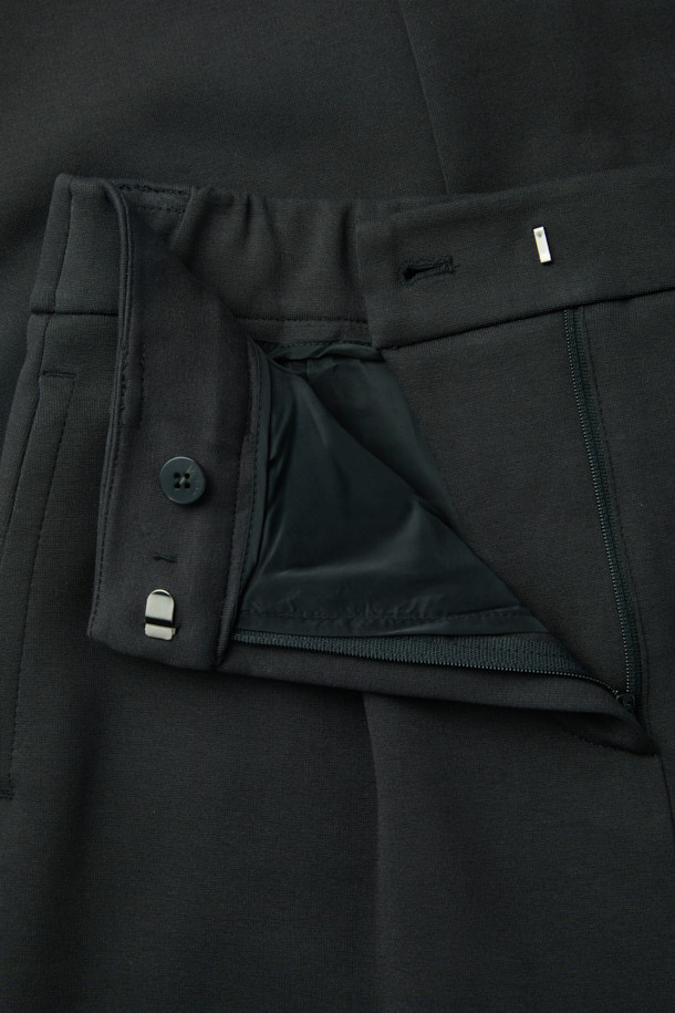 [epigram여성] 저지 맥시 스커트는 모던하고 미니멀한 스타일을 추구하는 여성들을 위한 사계절용 스커트입니다. 부드러운 촉감의 면, 폴리에스테르, 스판덱스 혼방의 이중 조직감 저지 소재(더블니트)로 제작되어 편안한 착용감을 선사합니다. 앞판 원턱 디테일과 허리 뒷면 밴딩, 루즈핏 코쿤 실루엣으로 세련된 핏을 연출하며, 뒷면 밑단 슬릿과 사이드 포켓, 더블 벨트고리로 실용성을 더했습니다. 데이트룩, 카페룩, 미니멀, 클래식, 시크 스타일을 완성하는 블랙 컬러의 맥시 스커트입니다.
