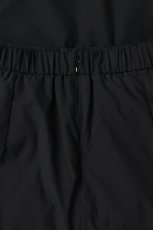 [epigram(에피그램) 여성] 패디드 볼륨 스커트는 겨울철 데일리룩과 동네 마실룩에 적합한 미니멀하고 모던한 스타일의 스커트입니다. 블랙 컬러의 폴리에스테르 소재로 제작되었으며, 가볍고 따뜻한 착용감을 위해 Comfortemp® 충전재를 사용한 패딩 안감을 더했습니다. 허리 밴딩과 사이드 포켓 디테일, 그리고 앞판 절개 디자인이 특징이며, 코쿤 및 A라인 핏으로 세련된 실루엣을 연출합니다. 두꺼운 두께감과 부드러운 촉감으로 겨울철에도 따뜻하게 입을 수 있는 볼륨핏 미니스커트입니다.
