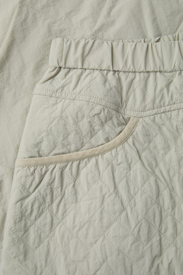 [에피그램 여성] 퀼팅 패디드 스커트는 캐주얼하고 미니멀한 겨울 데일리룩을 위한 필수 아이템입니다. A라인 플레어 핏의 볼륨감 있는 디자인으로, 부드러운 나일론 소재와 퀼팅, 코듀로이 배색 디테일이 특징입니다. 1oz 두께의 프로이덴베르크사 친환경 리사이클 충전재를 사용하여 보온성과 경량성을 동시에 갖췄습니다. 지퍼와 훅 여밈 방식에 허리 전체 밴딩, 사이드 포켓을 더해 편안함과 실용성을 높였으며, 간절기부터 겨울까지 따뜻하게 착용할 수 있습니다. 산책룩, 동네 마실룩 등 다양한 상황에서 스타일리시하게 연출해보세요.