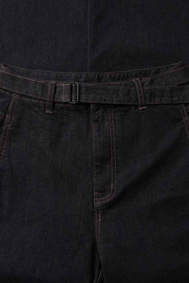 [epigram 여성] 논페이드 커브드 데님 팬츠는 도시적이고 세련된 스타일을 추구하는 여성들을 위한 데님 팬츠입니다. 인디고 컬러의 긴 기장으로, 사계절 내내 활용 가능하며, 부드러운 촉감의 데님 소재로 편안한 착용감을 선사합니다. 하이웨이스트 디자인과 아웃심 곡선 절개, 입체 핏으로 다리 라인을 더욱 돋보이게 합니다. YKK 지퍼, 후크/단추 여밈, 더블 스티치, 논페이드 원단, 스판 혼용, 벨트 옵션, 한지 와펜 디테일 등 섬세한 디테일이 돋보이는 아이템입니다. 시크, 미니멀, 클래식한 스타일을 즐겨 입는 분들께 데이트룩, 쇼핑룩으로 추천합니다.
