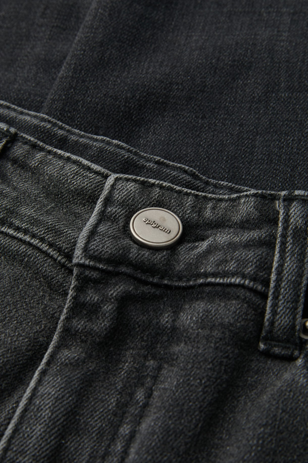 [epigram 여성] 테이퍼드 배기핏 데님 팬츠는 다크 그레이 컬러로, 캐주얼 스타일을 연출하기 좋은 데님 팬츠입니다. 허리 뒷면 밴딩으로 편안한 착용감을 제공하며, 롤업하여 다양한 스타일을 연출할 수 있습니다. 캣 브러쉬 워싱과 사이드 절개 디테일이 돋보이며, 에피그램 로고 버튼과 YKK 지퍼로 마감하여 완성도를 높였습니다. 테이퍼드와 배기핏의 조화로 트렌디하면서도 편안한 핏을 선사하며, 사계절 내내 활용 가능한 아이템입니다. 동네 마실룩, 쇼핑룩, 여행룩 등 다양한 TPO에 맞춰 미니멀하고 클래식한 스타일을 연출해보세요.
