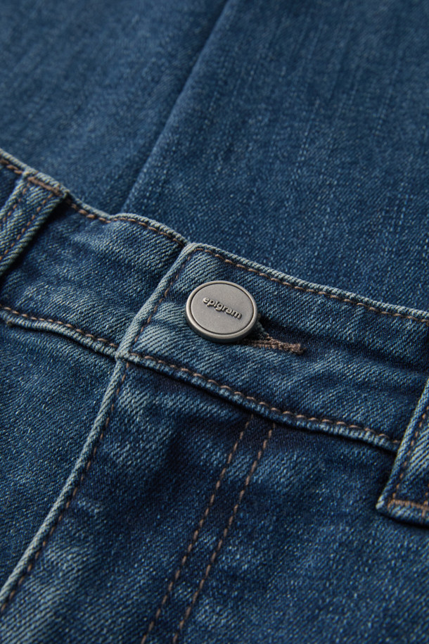 [epigram여성] 테이퍼드 배기핏 기모 데님 팬츠는 캐주얼하고 미니멀한 스타일을 추구하는 여성들을 위한 겨울철 데일리룩 필수템입니다. 다크 블루와 다크 그레이 두 가지 색상으로 출시되었으며, 부드러운 촉감의 데님, 기모, 코튼, 스판 혼방 소재로 제작되어 편안한 착용감을 선사합니다. 테이퍼드 배기핏 디자인과 캣 브러쉬 워싱, 사이드 절개 디테일이 돋보이며, 뒷밴딩 처리로 활동성을 높였습니다. 롤업하여 다양한 스타일을 연출할 수 있고, YKK 지퍼와 에피그램 로고 버튼으로 고급스러움을 더했습니다.
