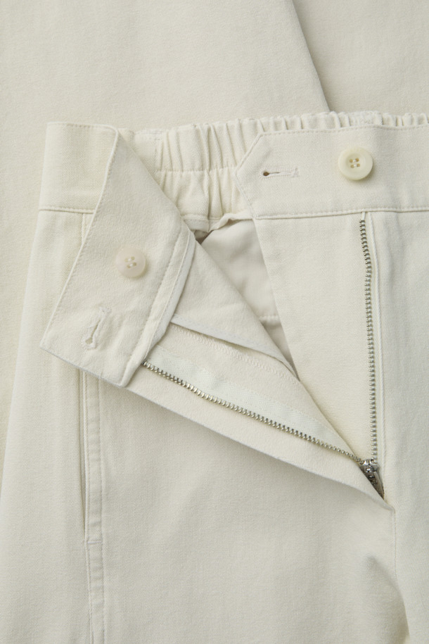 [epigram여성] 코튼 배럴레그 팬츠(Set-up)는 부드러운 면, 스판덱스 혼방 소재로 제작되어 편안한 착용감을 선사합니다. 아이보리 컬러의 무지 디자인에 얇은 두께감으로 봄, 여름, 가을 시즌에 활용하기 좋습니다. 배기핏과 루즈핏의 넉넉한 핏으로 활동성을 높였으며, 허리 밴딩과 절개 라인 디테일로 디자인 포인트를 더했습니다. 맥시 기장으로 캐주얼, 미니멀, 클래식 스타일을 연출하며, 동네 마실룩이나 카페룩으로 제격입니다.
