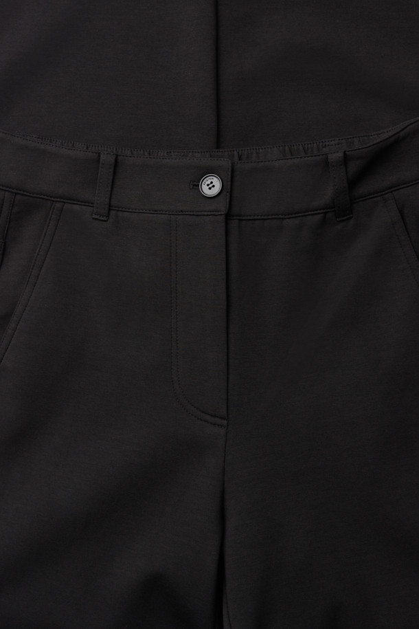 [epigram여성] 스트레이트 저지 팬츠는 부드러운 촉감의 면, 폴리에스테르, 스판덱스 혼방 소재로 제작되어 편안한 착용감을 선사합니다. 사계절 내내 활용 가능한 베이직하고 캐주얼한 스타일의 긴바지로, 밴딩 처리된 허리와 슬림핏 스트레이트 핏이 특징입니다.  더블니트 저지 원단을 사용하여 내구성을 높였으며, 사이드 라인 절개와 사이드 및 힙 포켓 디테일로 포인트를 더했습니다.  일상, 집콕, 여행 등 다양한 TPO에 맞춰 캐주얼, 미니멀, 클래식 스타일로 연출하기 좋습니다.  epigram 브랜드 라벨이 부착되어 있습니다.
