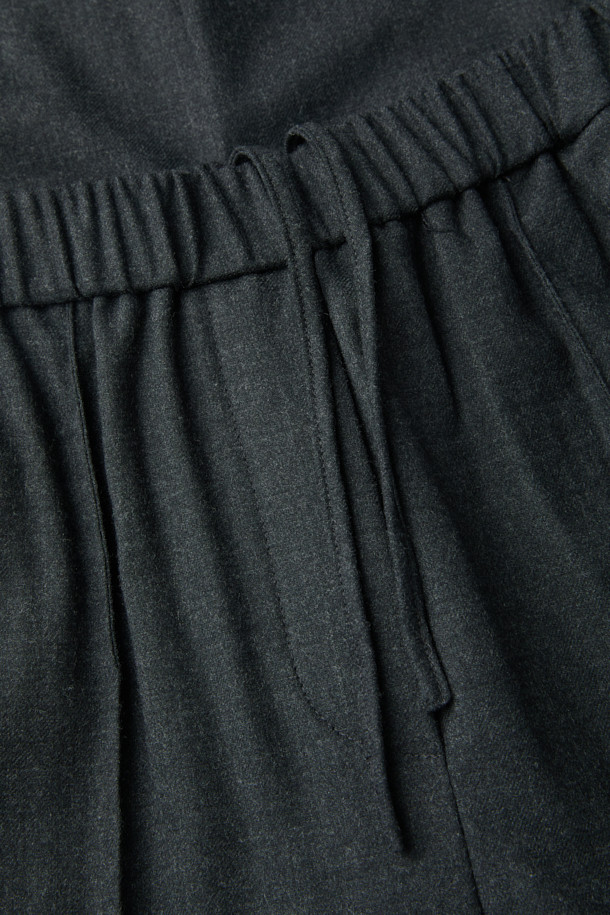 [epigram 여성] 울 와이드 팬츠는 가을, 겨울 시즌에 어울리는 여성용 바지입니다. 모던하고 베이직한 스타일로, 출근룩, 오피스룩, 겨울 데일리룩에 활용하기 좋습니다. 부드러운 울 소재와 폴리우레탄 혼방으로 제작되어 편안한 착용감을 선사하며, 루즈핏 와이드 실루엣으로 스타일리시함을 더했습니다. 핀턱 디테일과 사이드 포켓, 내부 스트링, 밴딩 처리로 실용성을 높였으며, 셋업으로도 연출 가능합니다. 차분한 그레이 컬러에 무지 패턴으로 클래식, 미니멀, 시크한 분위기를 연출해 보세요.
