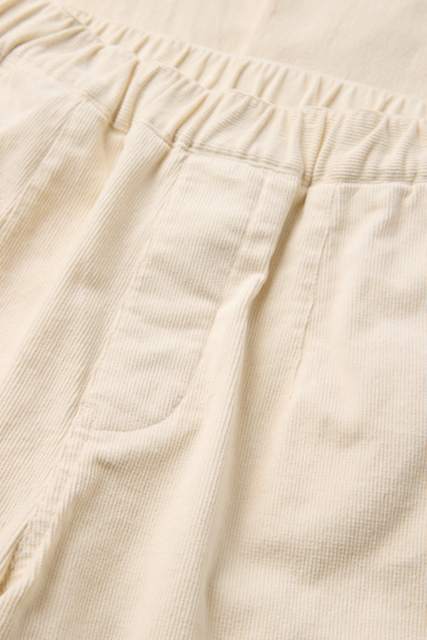 [epigram 여성] 코듀로이 와이드 팬츠는 부드러운 코듀로이 소재와 면, 스판을 혼방하여 제작되어 포근하고 편안한 착용감을 선사합니다. 톤 다운된 크림 컬러와 무지 디자인이 어우러져 베이직하면서도 캐주얼한 스타일을 연출하며, 가을, 겨울 시즌 데일리룩에 활용하기 좋습니다. 넉넉한 루즈핏 와이드 실루엣에 긴 기장으로 다리가 길어 보이는 효과를 주며, 전체 밴딩 처리로 편안함을 더했습니다. 사이드 지퍼와 포켓 디테일, 바이오 워싱 마감으로 실용성을 높였으며, 미니멀, 캐주얼, 클래식 등 다양한 스타일을 소화할 수 있습니다. 동네 마실룩, 카페룩 등 TPO에 맞춰 활용해보세요.
