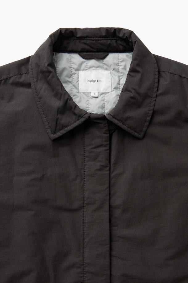 [epigram여성] 경량 패디드 셔켓은 간절기에 활용하기 좋은 여성 아우터입니다. 미니멀하고 베이직한 스타일로, 데이트룩과 카페룩에 잘 어울립니다. 블랙 컬러의 무지 디자인이며, 얇은 두께감과 부드러운 촉감의 코튼, 나일론 혼방 소재로 제작되었습니다. 히든 버튼 여밈 방식의 세미 드롭 숄더 핏이며, 경량 패딩 안감과 친환경 리사이클 충전재 Comfortemp® 1.4oz를 사용하여 보온성을 높였습니다. 세로 퀼팅, 드로우스트링 밑단, 사이드 입술 포켓, 가먼트 워싱 처리 등의 디테일이 돋보입니다.
