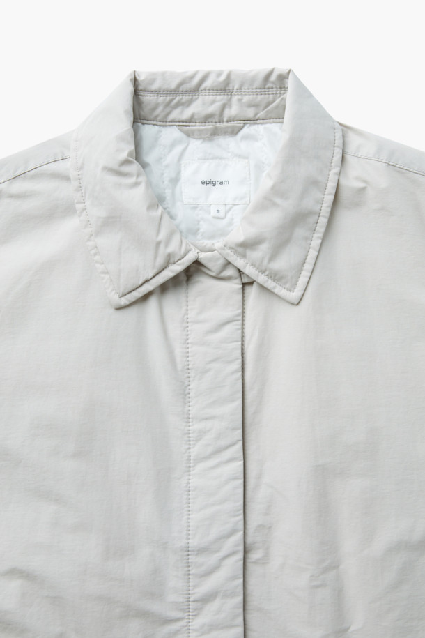 [epigram여성] 경량 패디드 셔켓은 간절기에 활용하기 좋은 여성 셔켓입니다. 아이보리와 베이지 두 가지 색상으로 출시되었으며, 미니멀하고 베이직한 스타일을 추구합니다. 세미오버핏에 셔츠칼라 디자인으로 편안하면서도 세련된 느낌을 줍니다. 코튼과 나일론 혼방 소재에 얇은 두께감으로 가볍게 착용할 수 있으며, 내부에는 보온성을 더하는 패딩 안감이 있습니다. 히든 버튼 여밈 방식과 드로우스트링 밑단, 사이드 입술 포켓, 가먼트 워싱 처리, 친환경 충전재 사용 등 섬세한 디테일이 돋보입니다. 카페룩이나 산책룩 등 다양한 일상 스타일에 매치하여 미니멀, 클래식, 캐주얼 무드를 연출해보세요.
