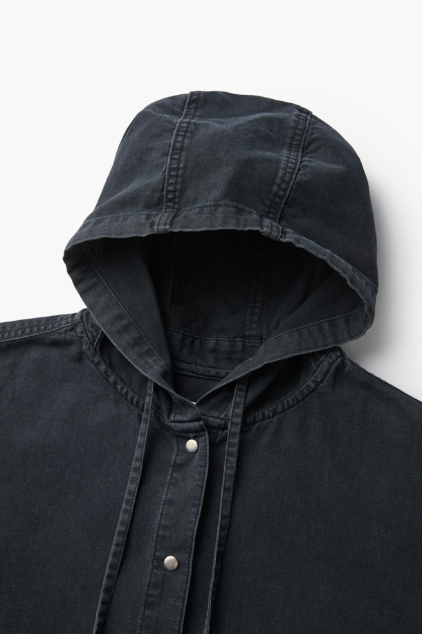 [epigram(에피그램) 여성] 그레이 후드 데님셔켓은 간절기와 겨울철에 안성맞춤인 캐주얼 스타일의 셔켓입니다. 부드러운 촉감의 데님 소재에 다크 그레이 컬러, 루즈핏으로 편안한 착용감을 선사합니다. 힙 기장의 무지 디자인으로, 세미 드롭 숄더와 사이드 포켓, 스트링, 금속 팁 장식, 더블 스티치 마감 등의 디테일이 돋보입니다. 후드 디자인과 긴 소매로 보온성을 더하며, 스냅 여밈 방식으로 간편하게 착용할 수 있습니다. 동네 마실룩이나 겨울 데일리룩에 미니멀하고 클래식한 무드로 연출해보세요.
