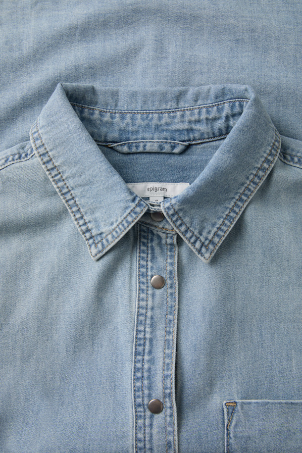 [epigram(에피그램) 여성] 인디고 데님 셔켓은 빈티지한 무드의 여성 의류입니다. 가볍고 부드러운 데님 소재로 제작되었으며, 루즈핏으로 편안한 착용감을 선사합니다. 셔츠 칼라와 긴 소매, 가슴 아웃포켓과 사이드 포켓으로 실용성을 더했으며, 브러쉬 워싱, 더블 스티치, 세미 드롭 숄더, 뒷판 턱 디테일 등 섬세한 디테일이 돋보입니다. 간절기 및 겨울철, 동네 마실룩이나 데일리룩으로 캐주얼하고 클래식하게 연출하기 좋습니다. 스냅 여밈 방식으로 간편하게 착용할 수 있습니다.
