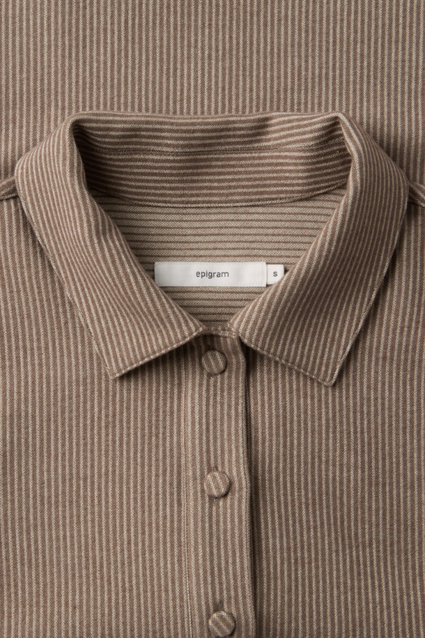 [epigram(에피그램) 여성] 플란넬 스트라이프 셔츠는 부드러운 플란넬 소재로 제작되어 겨울철에도 따뜻하게 착용할 수 있습니다. 멜란지 브라운과 화이트 컬러의 스트라이프 패턴이 베이직하면서도 클래식한 분위기를 연출합니다. 루즈핏으로 편안함을 더하고, 긴소매와 칼라 디자인으로 포멀한 느낌을 줍니다. 반오픈 스타일과 싸개 단추 마감, 뒷면 셔링 디테일이 돋보이며, 겨울 데일리룩이나 카페룩에 잘 어울립니다.
