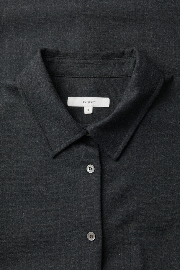 [epigram 여성] 울 스트랩 셔츠 (Set-up)는 간절기, 겨울 시즌에 착용하기 좋은 여성 셔츠입니다. 부드러운 울 소재로 제작되어 따뜻하고 포근한 착용감을 선사하며, 루즈핏에 셔츠 칼라 디자인으로 편안하면서도 세련된 느낌을 줍니다. 블랙 컬러에 무지 패턴으로 미니멀하고 베이직한 스타일을 연출하며, 드롭숄더와 긴소매, 스트링 디테일, 가슴 아웃포켓, 가죽 팁 장식으로 포인트를 더했습니다. 출근룩, 겨울 데일리룩, 모임룩 등 다양한 TPO에 활용 가능하며, 클래식, 미니멀, 시크 무드를 즐기는 분들께 추천합니다. 세트업으로도 활용하여 더욱 스타일리시하게 연출할 수 있습니다.
