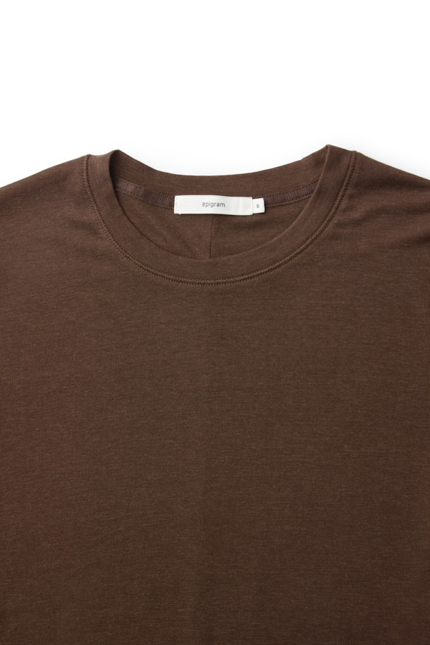 [epigram여성] 울 혼방 레이어드 라운드 티셔츠는 간절기에 적합한 여성 티셔츠입니다. 브라운 컬러의 울 혼방 소재로 제작되어 부드러운 촉감을 자랑하며, 슬림핏 디자인으로 여성스러운 실루엣을 연출합니다. 웨이브 패턴과 긴 소매, 레이어드 스타일이 특징이며, 단독 착용 또는 이너로 활용 가능합니다. 라운드넥으로 편안함을 더했으며, 데이트룩, 카페룩, 클래식, 미니멀, 캐주얼 등 다양한 스타일 연출에 용이합니다. 특히 신축성이 있어 활동성을 높여 줍니다.
