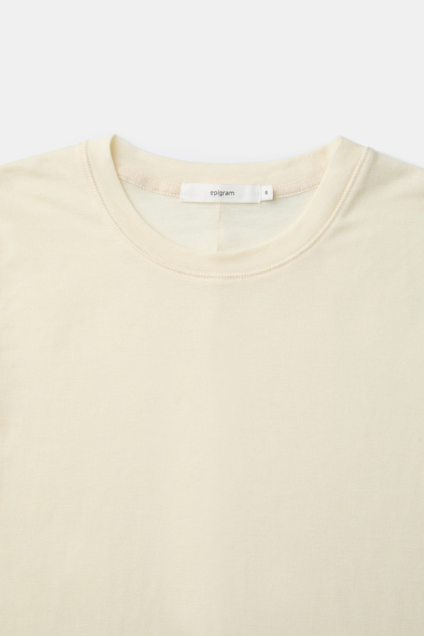 [epigram 여성] 울혼방 레이어드 라운드 티셔츠는 간절기에 적합한 베이직 스타일의 여성 티셔츠입니다. 아이보리 색상의 슬림핏으로, 부드러운 울 혼방 소재로 제작되어 편안한 착용감을 선사합니다. 레이어드 스타일로 디자인되어 단독 착용은 물론, 다양한 스타일링에 활용하기 좋습니다. 라운드넥과 긴 소매, 그리고 매단과 뒷 중심 웨이브 디테일이 특징이며, 데이트룩과 카페룩에 잘 어울립니다. 이너로 활용하기에도 적합합니다.
