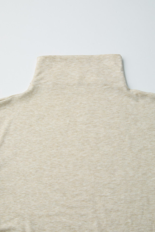 [epigram 여성] 울 혼방 레이어드 터틀넥 티셔츠는 겨울철 따뜻함과 스타일을 동시에 잡을 수 있는 베이직한 디자인의 여성 티셔츠입니다. 부드러운 촉감의 울 혼방 소재로 제작되어 보온성이 뛰어나며, 레귤러 핏으로 편안하게 착용할 수 있습니다. 아이보리 컬러의 무지 디자인에 긴 소매와 두꺼운 두께감으로 포근함을 더했습니다. 레이어드 스타일을 연출하기 좋으며, 슬릿 디테일과 웨이브 소매단이 특징입니다. 겨울 데일리룩이나 집콕룩에 활용하기 좋은, 클래식, 미니멀, 캐주얼 스타일을 아우르는 아이템입니다.
