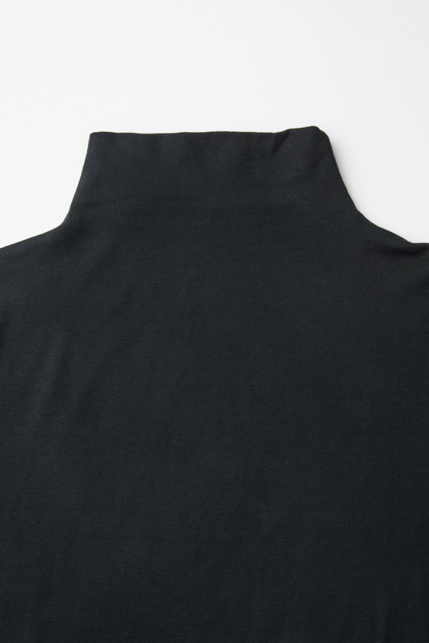 **epigram(에피그램) 여성 울 혼방 레이어드 터틀넥 티셔츠**

부드러운 울 혼방 소재로 제작되어 포근한 착용감을 선사하는 [epigram(에피그램)] 여성 터틀넥 티셔츠입니다. 베이직한 디자인에 레이어드 스타일과 슬릿 디테일, 웨이브 소매단으로 포인트를 더해 미니멀하면서도 세련된 무드를 연출합니다. 겨울 데일리룩에 따뜻함과 스타일을 동시에 더해주는 레귤러핏의 긴소매 티셔츠입니다. 두꺼운 두께감으로 보온성을 높였으며, 신축성이 있어 편안하게 활동할 수 있습니다. 블랙 컬러의 무지 디자인으로 다양한 하의와 매치하여 클래식한 스타일을 완성해보세요.
