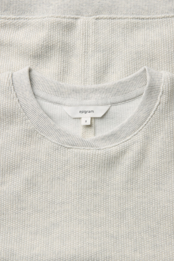 [epigram 여성] 컷아웃 스티치 맨투맨은 부드러운 면 소재로 제작되어 편안한 착용감을 선사합니다. 세미 크롭 기장에 세미 오버핏으로, 캐주얼하면서도 트렌디한 스타일을 연출하며, 데이트룩과 카페룩에 잘 어울립니다. 그레이 컬러의 무지 디자인에 립조직 텍스처와 절개 디테일이 더해져 베이직하면서도 세련된 무드를 줍니다. 긴 소매와 라운드넥, 뒷목 테이프 마감으로 깔끔하게 마무리되었으며, 봄, 가을에 활용하기 좋은 두께감의 맨투맨입니다.
