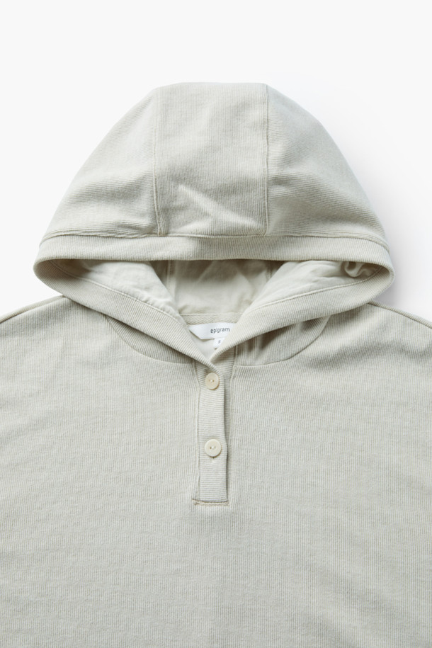 [epigram여성] 소프트 후드 티셔츠는 부드러운 촉감의 면, 레이온 혼방 소재로 제작되어 간절기부터 겨울까지 포근하게 착용할 수 있습니다. 아이보리와 화이트 두 가지 색상으로 출시되었으며, 베이직하고 캐주얼한 스타일을 연출하기 좋습니다. 스탠다드핏의 크롭 기장으로, 드롭숄더 디자인과 후드 안쪽 배색 디테일이 특징입니다. 안감은 없으며, 보온 기능을 갖춘 긴 소매 후드 티셔츠입니다. 집콕룩이나 캐주얼, 미니멀 스타일을 즐겨 입는 여성에게 추천합니다.
