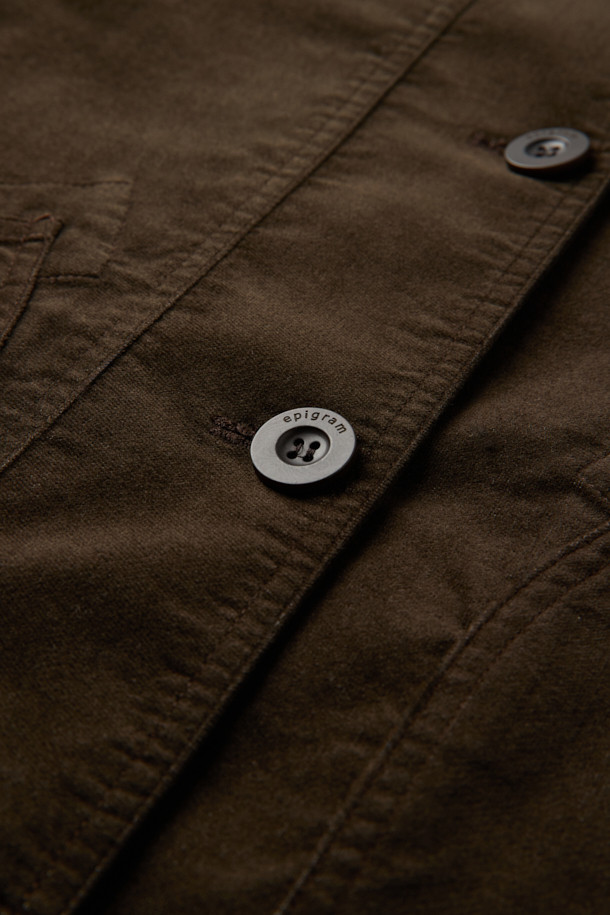 [epigram 여성] 카라넥 패디드 점퍼는 간절기와 초겨울에 착용하기 좋은 여성용 점퍼입니다. 브라운 컬러의 무지 디자인으로 클래식, 매니시, 캐주얼 등 다양한 스타일을 연출할 수 있습니다. 부드러운 촉감의 폴리에스테르 소재에 촘촘한 퀼팅 구조와 라글란 소매, 스트링 밑단 디테일이 돋보입니다. 오픈 포켓과 카라넥 디자인, 리사이클 충전재 Comfortemp®를 사용하여 보온성을 높였습니다. 겨울 데일리룩, 모임룩, 출근룩 등 폭넓은 TPO에 활용하기 좋은 레귤러핏의 두꺼운 점퍼입니다.
