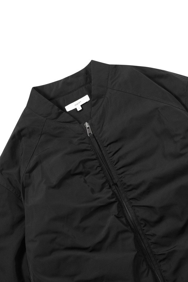 [epigram(에피그램) 여성] 패디드 셔링 점퍼는 간절기와 초겨울, 겨울 데일리룩에 어울리는 여성스러운 스타일의 아우터입니다. 부드러운 메모리 폴리 소재로 제작되었으며, 엉덩이를 덮는 기장에 레귤러핏으로 편안하게 착용 가능합니다. 블랙 색상의 무지 디자인으로 미니멀, 클래식, 캐주얼 등 다양한 스타일을 연출할 수 있습니다. 벌룬 소매와 셔링 디테일, 퀼팅, 리브드 밴딩 디자인이 돋보이며, 투웨이 지퍼 여밈 방식으로 실용성을 더했습니다. 안감은 패딩 처리되어 보온성을 높였습니다.
