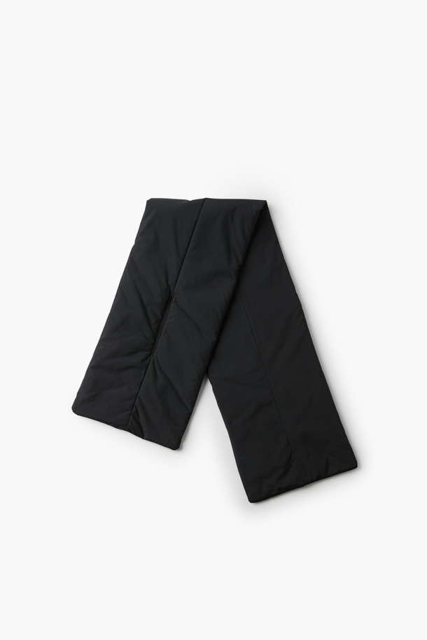 [epigram(에피그램) 여성] 하이넥 패딩 점퍼(머플러set)는 미니멀한 스타일을 추구하는 여성 고객을 위한 겨울철 필수 아우터입니다. 보온성과 경량성을 갖춘 이 패딩 점퍼는 부드러운 촉감의 나일론 소재와 두꺼운 두께감으로 제작되었습니다. 하이넥 디자인과 머플러 세트 구성으로 더욱 따뜻하고 포근한 착용감을 제공하며, 드롭숄더, 볼륨감 있는 실루엣, 소매 턱 디테일, 엘라스틱 밴딩, 드로우스트링 등의 특징으로 스타일리시함을 더했습니다. 숏 기장의 오버핏으로 다양한 룩에 매치하기 좋으며, 출근룩과 모임룩 등 TPO에 구애받지 않고 폭넓게 활용할 수 있습니다.
