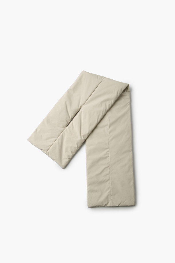 **하이넥 패딩 점퍼(머플러set)**는 겨울철 데일리룩, 동네 마실룩, 산책룩에 어울리는 미니멀하고 베이직한 스타일의 아우터입니다. 아이보리, 화이트 두 가지 색상으로 출시되었으며, 숏 기장의 오버핏 디자인으로 편안한 착용감을 선사합니다. 하이넥 디자인과 머플러 세트 구성으로 보온성을 높였으며, 드롭 숄더, 입체 패턴, 볼륨감, 소매 턱 디테일, 드로우스트링, 아웃포켓 등 다양한 특징을 갖추었습니다. 부드러운 촉감의 폴리에스터 소재로 제작되었으며, 두꺼운 두께감과 경량 패딩 안감으로 따뜻함을 유지해 줍니다. 
