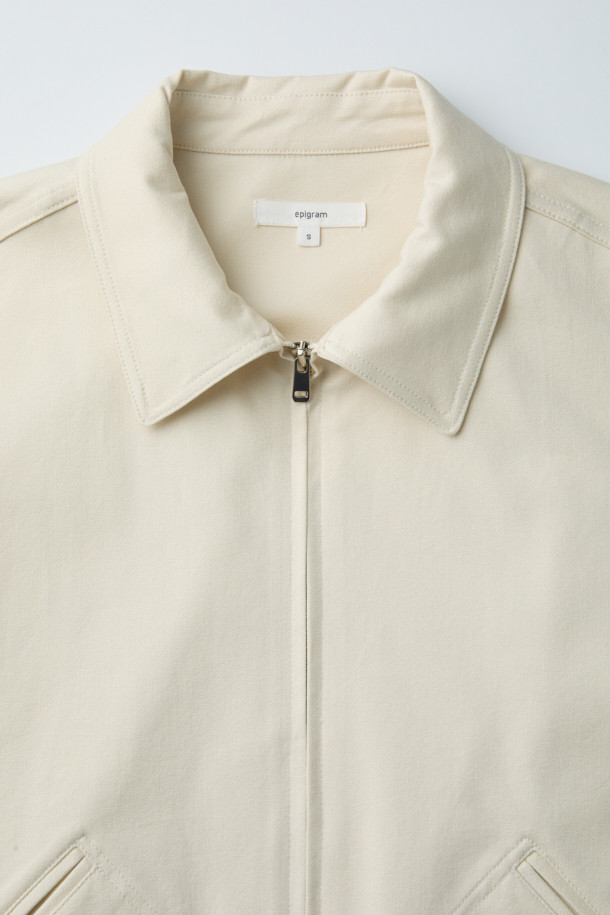 [epigram 여성] 숏 블루종 코튼 점퍼(Set-up)는 면 소재로 제작되어 부드러운 촉감을 선사하는 여성용 캐주얼 블루종입니다. 숏 기장의 레귤러핏으로 래글런 소매와 지퍼형 여밈 방식을 갖추고 있으며, 간절기나 가을에 착용하기 좋습니다. 스트링 디테일과 사이드 포켓이 있어 실용성을 더했으며, 무지 디자인으로 미니멀하고 클래식한 스타일을 연출합니다. 산책룩이나 데이트룩에 다양하게 활용할 수 있으며, 스트레치성이 있어 편안한 착용감을 제공합니다.
