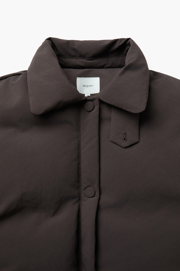 [epigram 여성] 카라 숏다운 점퍼는 미니멀하고 클래식한 스타일을 추구하는 여성들을 위한 겨울철 필수 아이템입니다. 부드러운 촉감의 폴리에스테르 소재와 두꺼운 두께감으로 뛰어난 보온성을 제공하며, 방수 기능까지 갖춰 눈, 비로부터 안전하게 보호해줍니다. 카라넥 디자인과 넌퀼팅 스타일로 세련된 분위기를 연출하며, 덕다운 충전재와 히든 포켓, 고밀도 원단, 형태 안정성 등 섬세한 디테일이 돋보입니다. 출근룩으로도 손색없는 레귤러핏의 브라운 컬러 숏다운 점퍼로, 긴 소매와 지퍼 및 스냅 여밈 방식을 통해 편안하게 착용할 수 있습니다.
