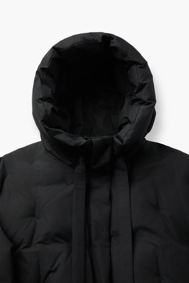 [epigram(에피그램) 여성] 후드 스티치 숏 다운은 미니멀하고 시크한 스타일을 추구하는 여성들을 위한 겨울철 필수 아우터입니다. 숏 기장과 코쿤 실루엣으로 세련된 핏을 연출하며, 드롭 숄더 디자인으로 편안함을 더했습니다. 블랙 컬러에 스티치 패턴이 은은하게 포인트가 되어 일상 및 출근룩에 모두 잘 어울립니다. 덕다운 충전재로 보온성을 높였으며, 방풍 기능과 밑단 밴딩, 소맷단 엘라스틱 밴딩, 드로우스트링, 하이넥, 히든 포켓 등의 디테일로 실용성을 더했습니다. 지퍼와 스냅 여밈 방식으로 간편하게 착용 가능하며 사이즈 조절이 용이합니다.
