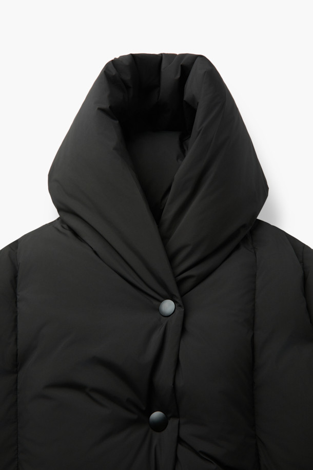 [epigram 여성] 숄카라 미들 다운은 미니멀하고 우아한 스타일을 추구하는 여성들을 위한 겨울철 필수 아이템입니다. 부드러운 촉감의 나일론 소재와 두꺼운 두께로 뛰어난 보온성을 제공하며, 숄 카라 디자인이 세련된 분위기를 연출합니다. 루즈핏으로 편안한 착용감을 선사하며, 히든 포켓, 드로우스트링, 넌퀼팅, 덕다운 충전재, 초경량, 고밀도 안감 등의 디테일이 돋보입니다. 블랙 컬러의 무지 디자인으로 출근룩, 모임룩 등 다양한 TPO에 활용 가능하며, 미니멀, 클래식, 시크한 스타일을 완성합니다. 스냅 및 더블 버튼 여밈 방식으로, 긴 소매 기장의 미디엄 기장 아우터입니다.
