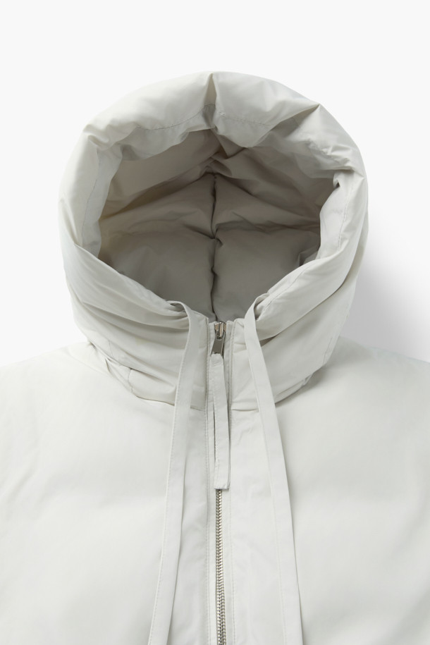 [epigram(에피그램) 여성] 스트링 다운 베스트는 간절기부터 겨울까지 폭넓게 활용 가능한 여성용 베스트입니다. 화이트 컬러의 무지 디자인으로, 캐주얼 및 베이직 스타일을 선호하는 분들께 적합합니다. 세미 오버핏으로 편안하게 착용 가능하며, 덕다운 충전재와 두꺼운 두께감으로 뛰어난 보온성을 제공합니다. 후드, 스트링 디테일, 사이드 포켓, 지퍼형 여밈 방식이 특징이며, 경량 소재로 제작되어 활동성을 높였습니다. 겨울철 데일리룩, 산책룩, 여행룩 등 다양한 TPO에 맞춰 미니멀하고 클래식한 스타일을 연출해보세요.
