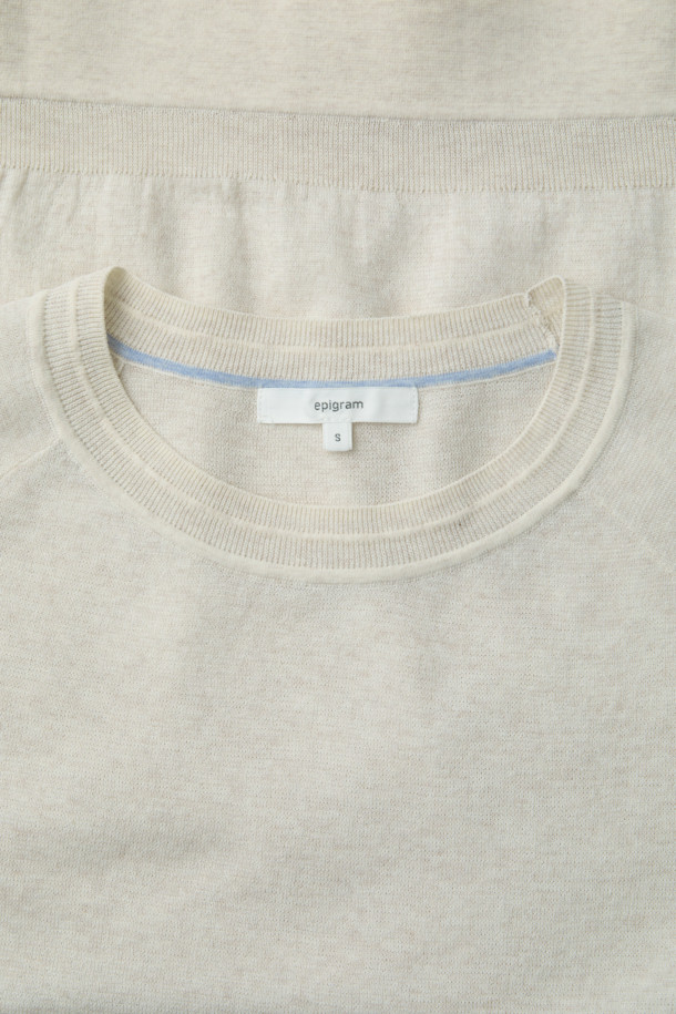 [epigram(에피그램) 여성] 시어 니트 맨투맨은 여름과 간절기에 활용하기 좋은 여성용 상의입니다. 아이보리와 화이트 두 가지 색상으로 출시되었으며, 베이직하고 미니멀한 스타일을 추구하는 분들께 적합합니다. 면과 나일론 혼방의 시어 소재로 제작되어 부드러운 촉감과 통기성을 제공하며, 얇은 두께감으로 시원하게 착용할 수 있습니다. 래글런 소매와 밀라노 조직, 배색 레터링 자수 디테일이 특징이며, 루즈핏 라운드넥 디자인으로 데이트룩, 카페룩 등 다양한 TPO에 맞춰 연출할 수 있습니다. 블루종 스타일로도 활용 가능하여 미니멀, 클래식, 캐주얼 등 폭넓은 스타일을 소화할 수 있습니다.
