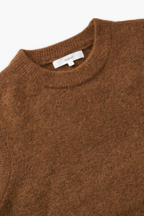 [epigram여성] 슬릿 디테일 니트 베스트는 간절기부터 초겨울까지 포근하게 착용하기 좋은 여성 니트 베스트입니다. 부드러운 알파카, 울, 나일론, 스판 혼방 소재로 제작되어 가볍고 포근한 착용감을 선사합니다. 라운드넥 디자인에 루즈핏으로 편안한 착용감을 제공하며, 브라운 컬러와 미니멀한 스타일이 특징입니다. 양 옆 슬릿 디테일이 돋보이며, 다양한 룩에 레이어드하여 클래식하면서도 세련된 스타일을 연출할 수 있습니다. 민소매 기장으로 간절기에는 단독으로, 초겨울에는 아우터와 함께 매치하여 활용하기 좋습니다.
