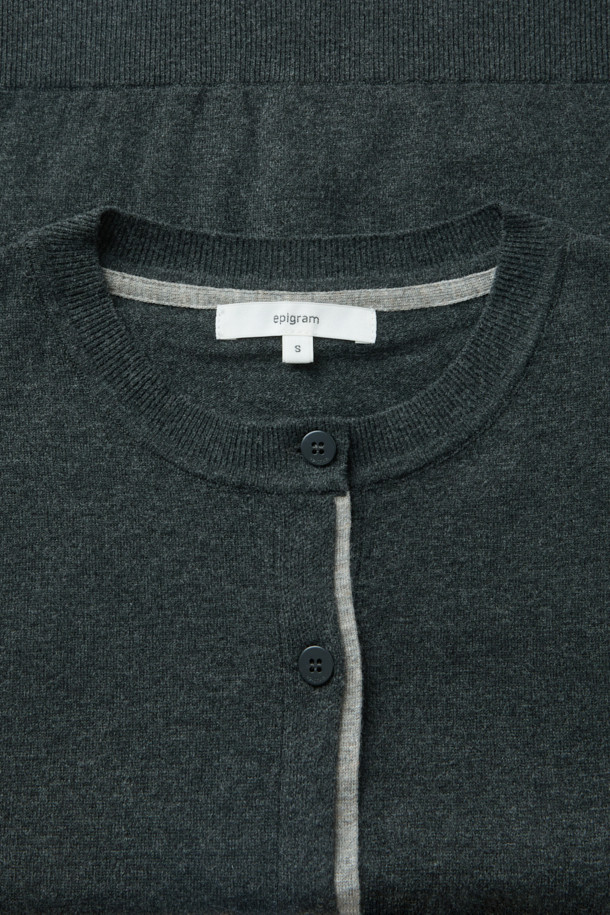 [epigram 여성] 레이어드 배색 가디건은 차콜과 연그레이 두 가지 색상으로 출시된 여성용 니트/스웨터입니다. 간절기와 초겨울에 적합하며, 부드러운 니트 소재와 유연한 촉감이 특징입니다. 라운드넥에 레귤러핏으로 디자인되었으며, 레이어드 디자인과 소매 안쪽 트임 디테일이 세련된 무드를 더합니다. 두꺼운 두께감과 리브 조직 마감으로 보온성을 높였으며, 블루종 스타일 연출도 가능하여 데일리, 일상, 카페룩, 가을 나들이룩 등 다양한 TPO에 활용하기 좋습니다. 클래식, 미니멀, 캐주얼 스타일을 즐겨 입는 여성에게 추천합니다.
