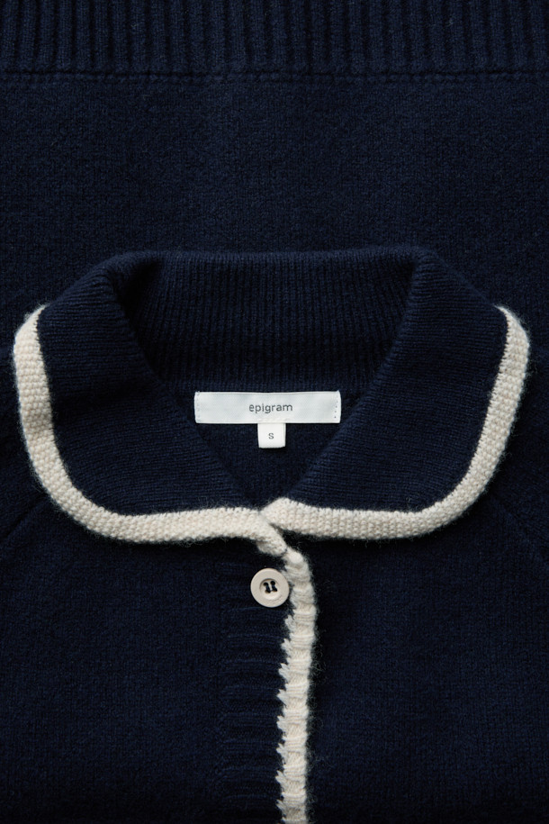 [epigram**여성**] 울 스티치 카라 가디건은 간절기부터 초겨울까지 포근하게 착용하기 좋은 여성 니트 가디건입니다. 울 100% 소재로 제작되어 부드러운 촉감을 선사하며, 슬림핏 디자인으로 여성스러운 실루엣을 연출합니다. 네이비와 화이트 두 가지 색상으로 출시되었으며, 핸드 스티치 디테일, 배색 포인트, 아웃포켓, 래글런 소매 등 섬세한 디자인이 돋보입니다. [epigram] 레터링 로고와 블루종 형태의 마감으로, 클래식하면서도 미니멀한 무드를 자아내 데이트룩, 카페룩, 겨울 데일리룩 등 다양한 TPO에 활용하기 좋습니다.
