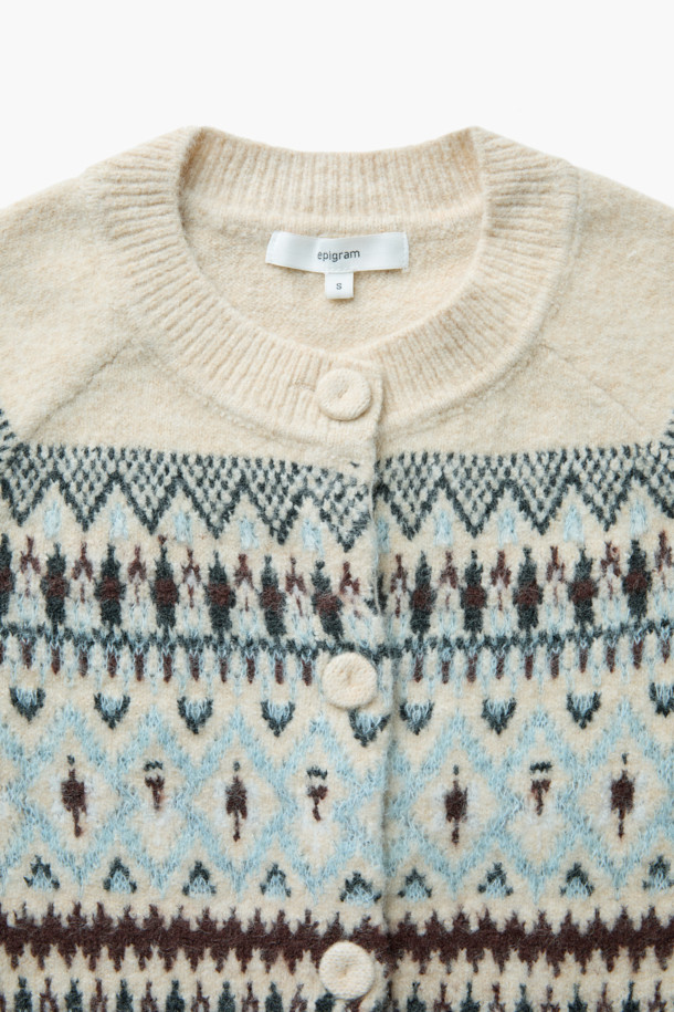 [epigram여성] 노르딕 패턴 라운드 가디건은 포근한 겨울 스타일을 완성하는 아이보리 컬러의 니트 가디건입니다. 래글런 소매와 립조직 마감으로 편안한 착용감을 선사하며, 부드러운 촉감의 두꺼운 니트 소재가 특징입니다. 노르딕 패턴과 사이드 포켓, 싸개 단추, 배색 포인트 디테일이 캐주얼한 무드를 더합니다. 라운드넥에 오버핏으로 제작되어 겨울 데일리룩, 집콕룩, 산책룩 등 다양한 TPO에 활용하기 좋습니다.
