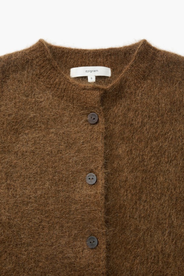 [epigram 여성] 모헤어 라운드 가디건은 부드러운 촉감의 모헤어 69% 함유된 겨울철 필수 아이템입니다. 숏 기장의 루즈핏으로, 미니멀하고 베이직한 스타일을 연출하며, 라운드넥 디자인과 배색 너트 단추로 포인트를 더했습니다. 톤 다운된 브라운 컬러와 무지 패턴은 어떤 옷에도 쉽게 매치되어 데일리룩, 집콕룩, 데이트룩 등 다양한 TPO에 활용할 수 있습니다. 아웃포켓과 립 조직 마감, 세미 드롭 숄더 디테일이 돋보이며, 보온성을 높여 추운 계절에도 따뜻하게 입을 수 있습니다. 
