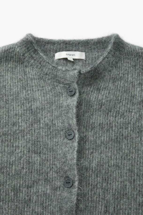 [epigram 여성] 모헤어 라운드 가디건은 부드러운 촉감의 모헤어 69% 함유된 여성용 가디건입니다. 라운드넥에 숏 기장, 긴 소매, 루즈핏으로 편안하게 착용 가능하며, 아웃포켓과 립조직, 배색 너트 단추 디테일이 특징입니다. 두꺼운 두께감으로 보온성을 높여 겨울철 데일리룩, 집콕룩, 카페룩에 활용하기 좋습니다. 미니멀하고 베이직한 디자인으로 다양한 스타일 연출이 용이합니다. 세미 드롭 숄더 디자인으로 자연스러운 실루엣을 선사합니다.
