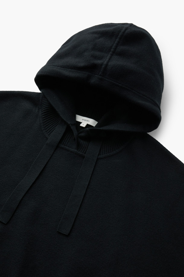 **[epigram 여성] 버튼 후드 니트 풀오버**는 포근한 착용감의 여성용 니트 풀오버입니다. 부드러운 레이온 소재로 제작되어 가을, 겨울철 일상에서 편안하게 착용하기 좋습니다. 루즈핏에 넉넉한 두께감과 드롭숄더 디자인으로, 캐주얼하면서도 스타일리시한 분위기를 연출합니다. 후드, 긴 소매, 무지 디자인으로 미니멀한 감성을 더하며, 볼륨감 있는 실루엣과 싸개 단추, 스트링, 더블 립조직 소맷단, 파이핑 디테일이 돋보입니다. 겨울 데일리룩, 집콕룩, 산책룩 등 다양한 TPO에 맞춰 캐주얼, 미니멀, 클래식 스타일을 완성해보세요.
